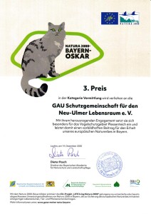 3. Preis in der Kategorie "Vermittlung" wird verliehen an die GAU Schutzgemeinschaft für den Neu-Ulmer Lebensraum e. V. Mit ihrem herausragenden Engagement setzt sie sich besonders für das Vogelschutzgebiet Plessenteich ein und leistet damit einen vorbildhaften Beitrag für den Erhalt unseres europäischen Naturerbes in Bayern. Laufen, am 14. Dezember 2020.