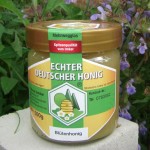 Honigglas des deutschen Imkerbundes vor Salbeipflanze